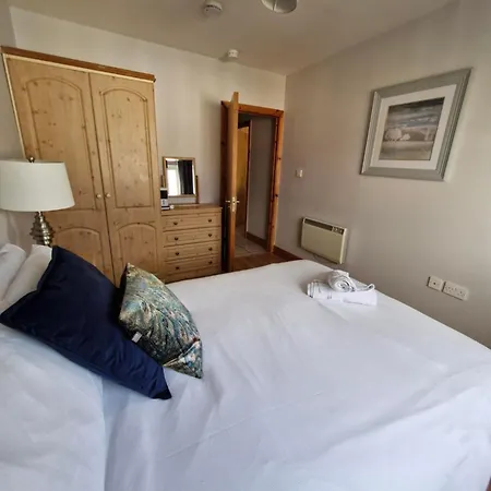 Cosy Beachfront In Salthill شقة